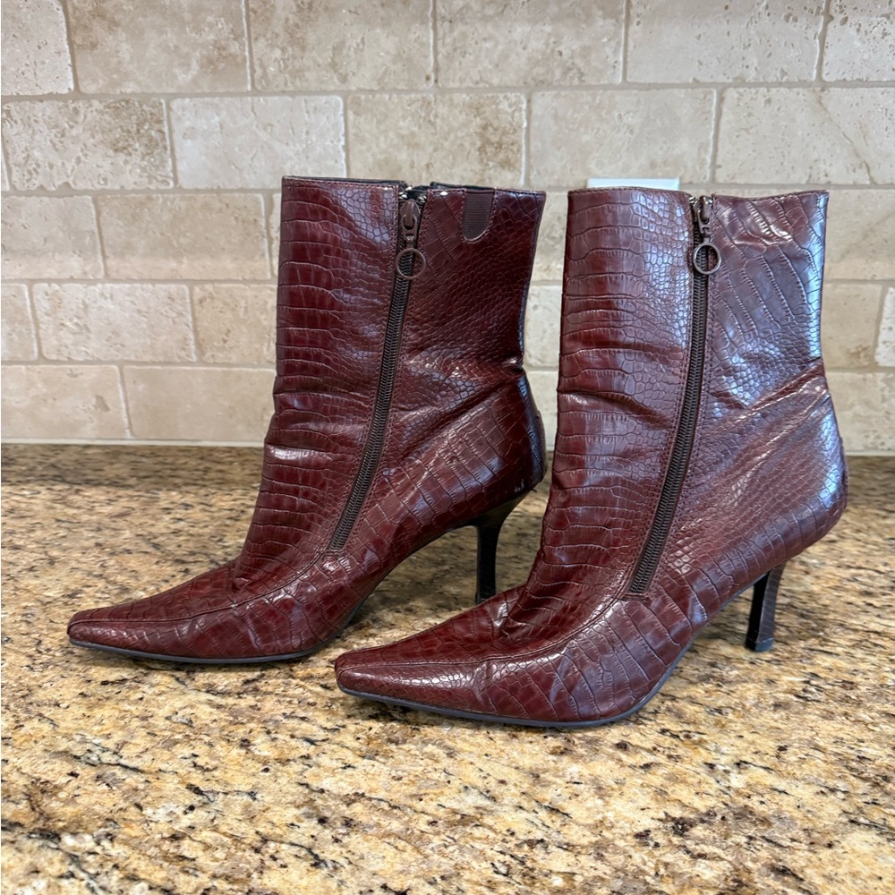 Elegant Brown Ankle Boots
Good Condition